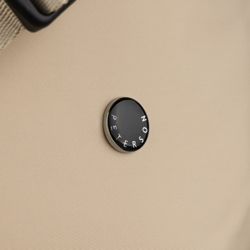 Torebka damska z poliestru w jasnobeżowym kolorze, zamykana suwakiem i wyposażona w kieszeń zewnętrzną - Peterson | Niua.pl