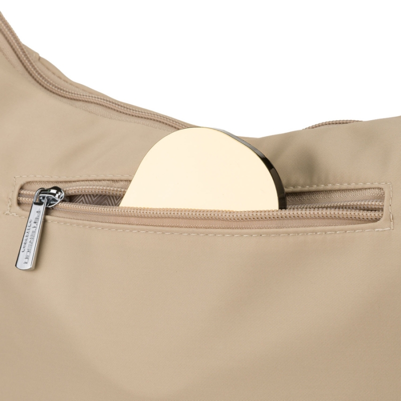 Torebka damska z poliestru w jasnobeżowym kolorze, zamykana suwakiem i wyposażona w kieszeń zewnętrzną - Peterson | Niua.pl