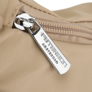 Torebka damska z poliestru w jasnobeżowym kolorze, zamykana suwakiem i wyposażona w kieszeń zewnętrzną - Peterson | Niua.pl