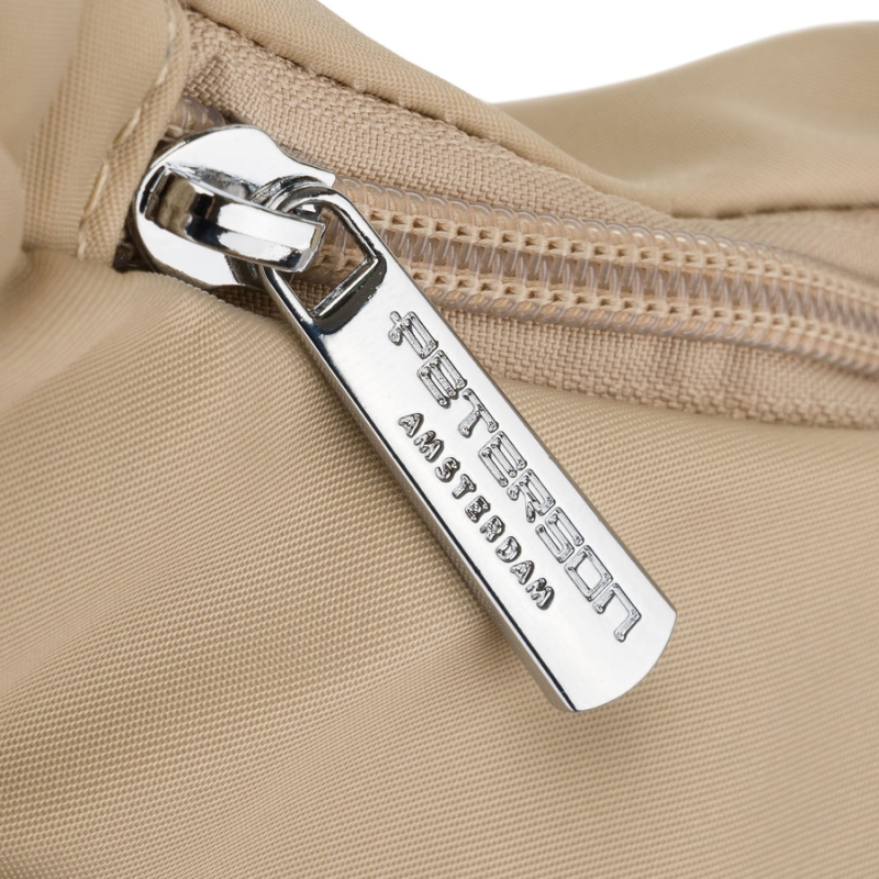 Torebka damska z poliestru w jasnobeżowym kolorze, zamykana suwakiem i wyposażona w kieszeń zewnętrzną - Peterson | Niua.pl