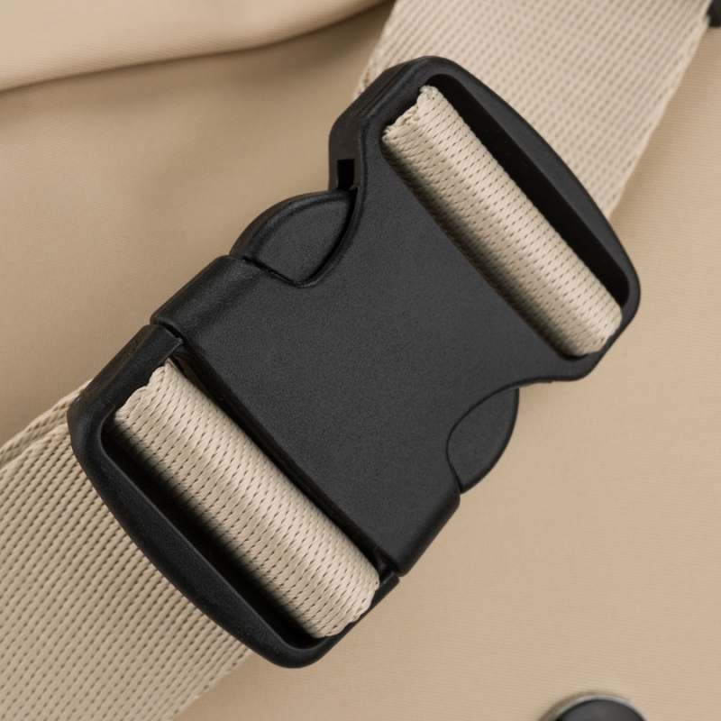 Torebka damska z poliestru w jasnobeżowym kolorze, zamykana suwakiem i wyposażona w kieszeń zewnętrzną - Peterson | Niua.pl