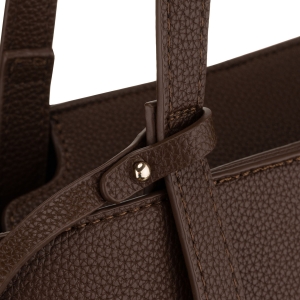 Detal faktury skóry ekologicznej w brązowej shopperce Peterson