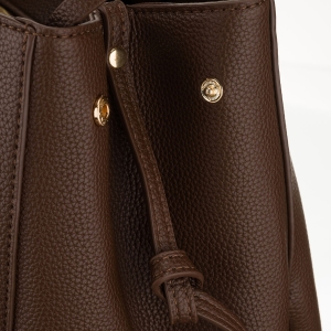 Złote okucia w shopperce damskiej Peterson