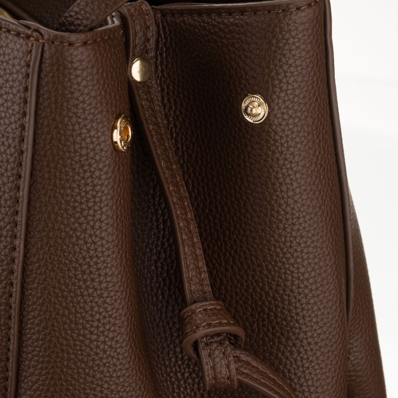 Złote okucia w shopperce damskiej Peterson