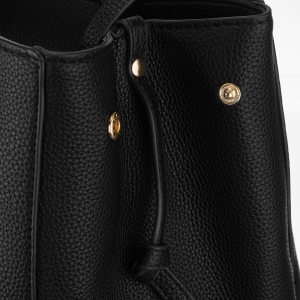 Złote okucia w czarnej shopperce damskiej Peterson