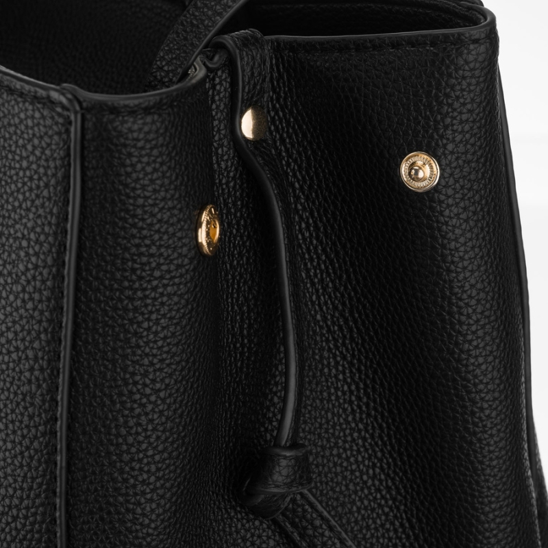 Złote okucia w czarnej shopperce damskiej Peterson