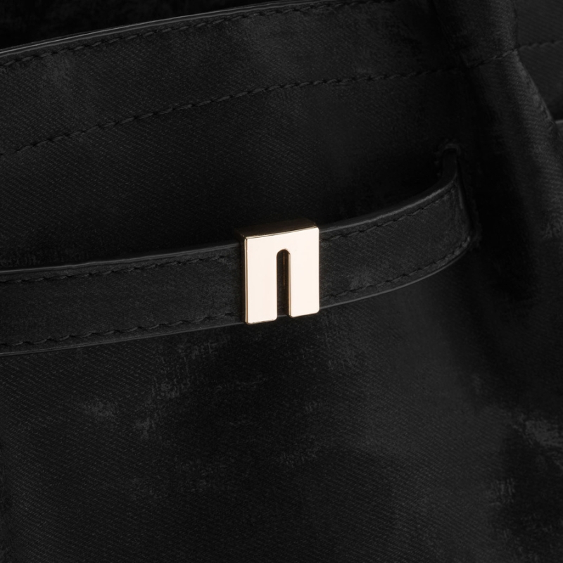 Detal złotych okuci i zamka w shopperce Peterson — trwałe wykończenie