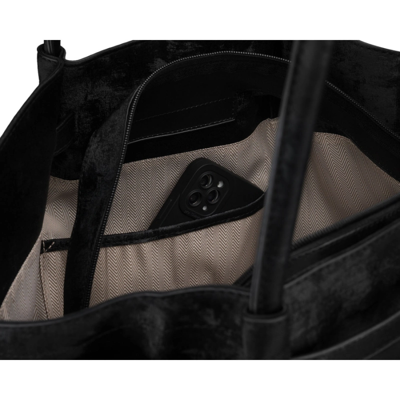 Wnętrze dużej shopperki Peterson — jasna podszewka w jodełkę, zasuwana kieszeń i otwarta kieszeń