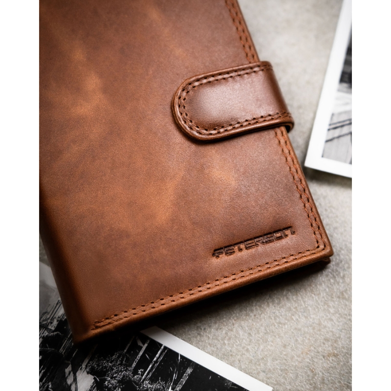 Pionowy portfel męski ze skóry naturalnej w brązowym kolorze zamykany na zatrzask - Peterson