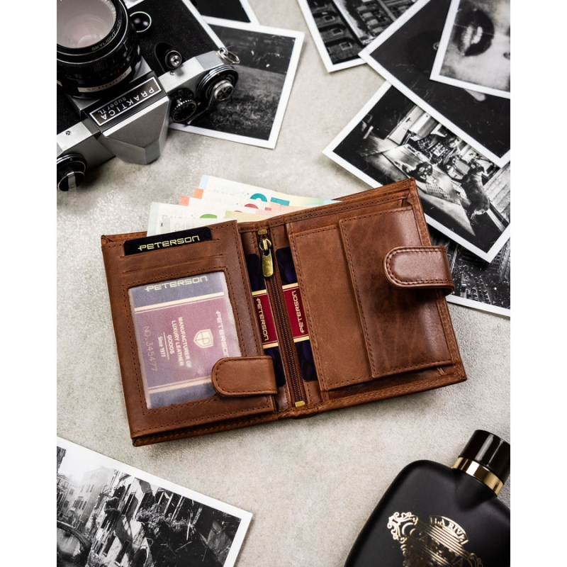 Pionowy portfel męski ze skóry naturalnej w brązowym kolorze zamykany na zatrzask - Peterson