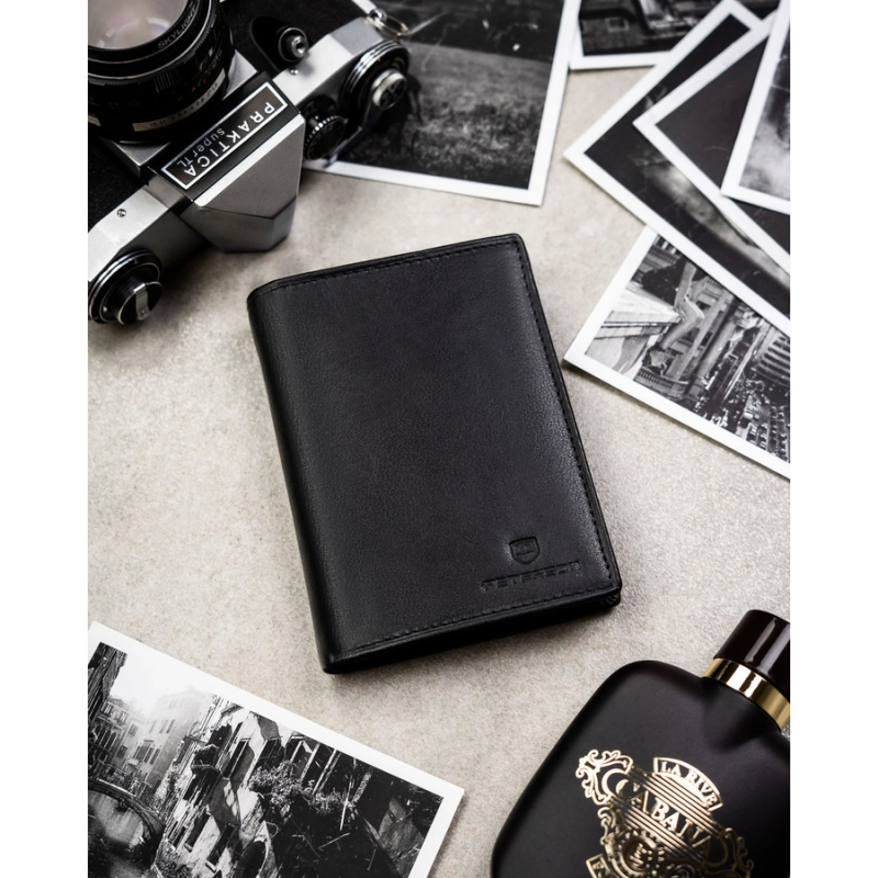 Elegancki, skórzany portfel męski w czarnym kolorze bez zapięcia zewnętrznego - Peterson