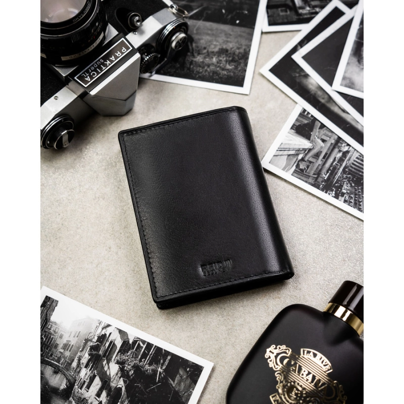 Elegancki, skórzany portfel męski w czarnym kolorze bez zapięcia zewnętrznego - Peterson