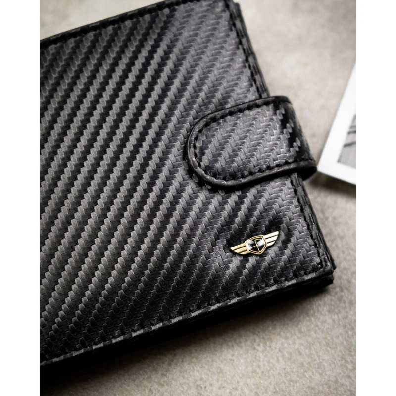 Poziomy portfel męski ze skóry naturalnej w czarnym kolorze wyposażony w system RFID, w zestawie z brelokiem - Peterson