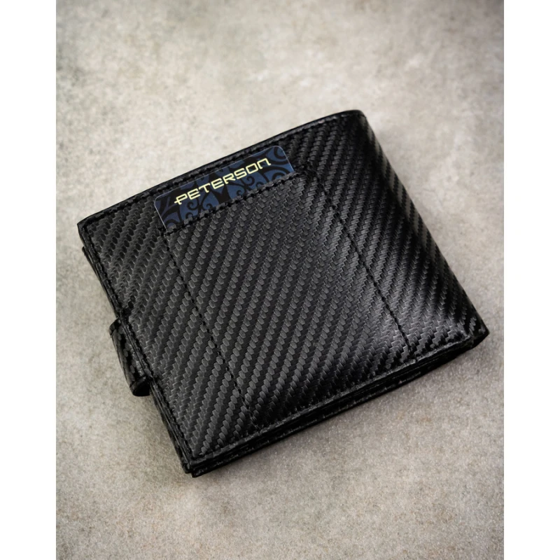 Poziomy portfel męski ze skóry naturalnej w czarnym kolorze wyposażony w system RFID, w zestawie z brelokiem - Peterson