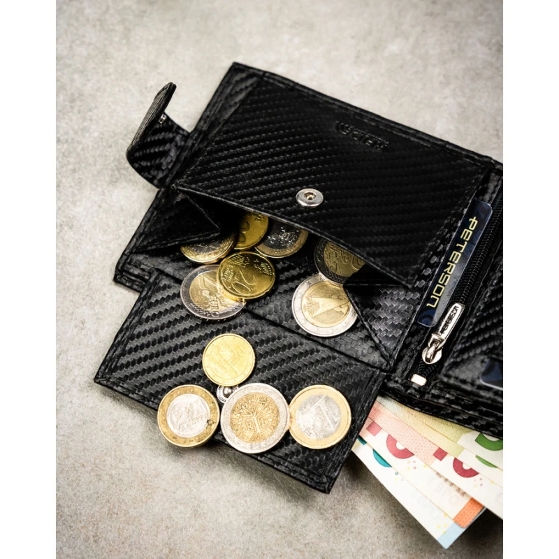 Poziomy portfel męski ze skóry naturalnej w czarnym kolorze wyposażony w system RFID, w zestawie z brelokiem - Peterson