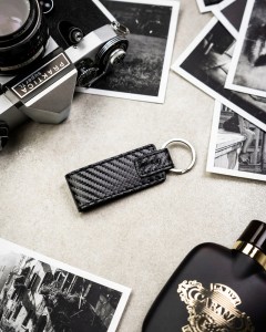 Poziomy portfel męski ze skóry naturalnej w czarnym kolorze wyposażony w system RFID, w zestawie z brelokiem - Peterson