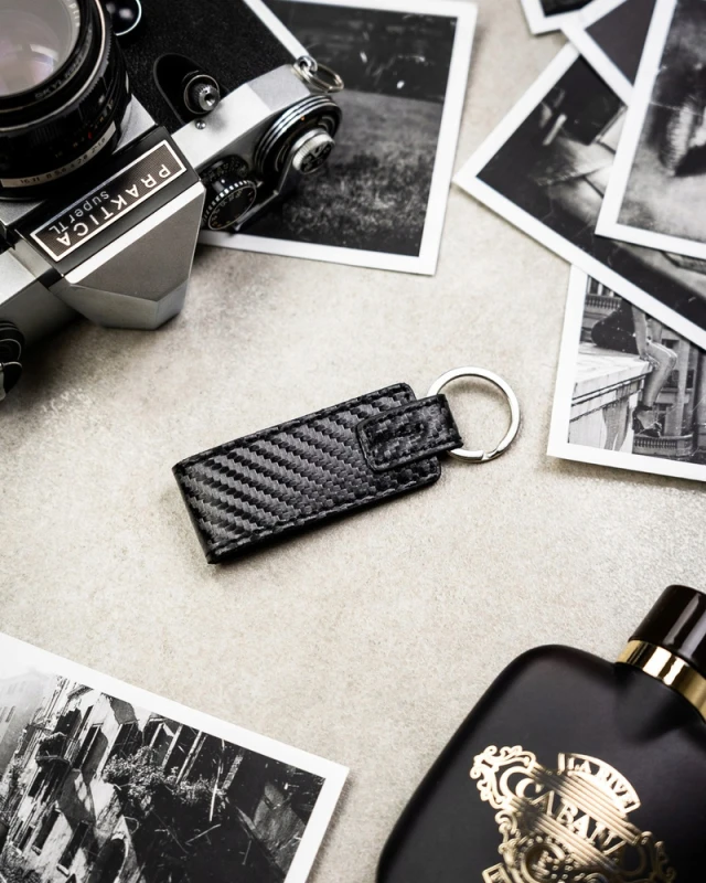 Poziomy portfel męski ze skóry naturalnej w czarnym kolorze wyposażony w system RFID, w zestawie z brelokiem - Peterson