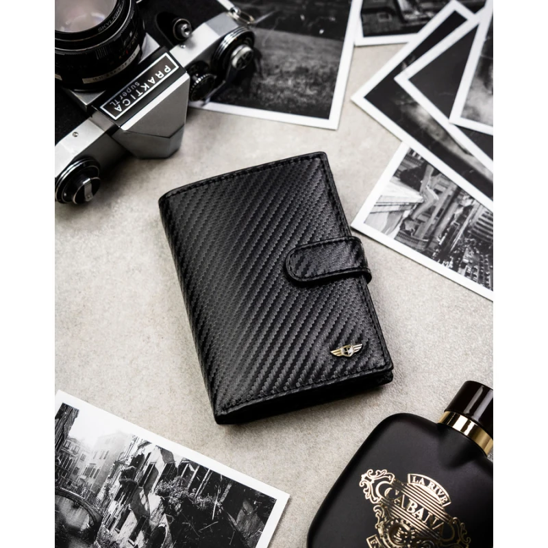 Pionowy portfel męski ze skóry naturalnej w czarnym kolorze wyposażony w system RFID, w zestawie z brelokiem - Peterson