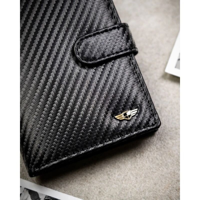 Pionowy portfel męski ze skóry naturalnej w czarnym kolorze wyposażony w system RFID, w zestawie z brelokiem - Peterson