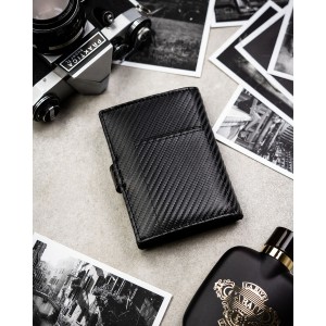 Pionowy portfel męski ze skóry naturalnej w czarnym kolorze wyposażony w system RFID, w zestawie z brelokiem - Peterson