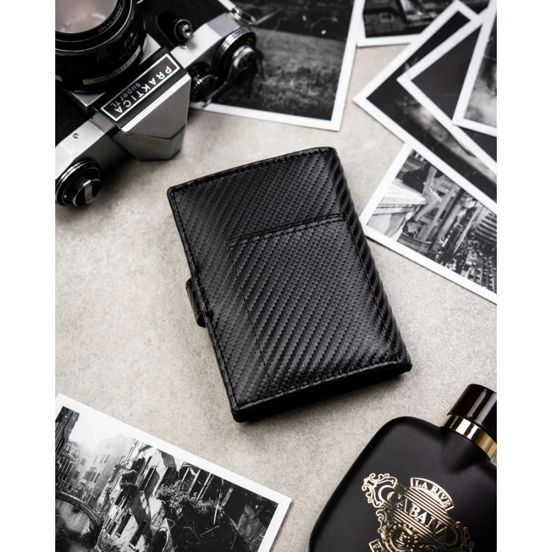 Pionowy portfel męski ze skóry naturalnej w czarnym kolorze wyposażony w system RFID, w zestawie z brelokiem - Peterson