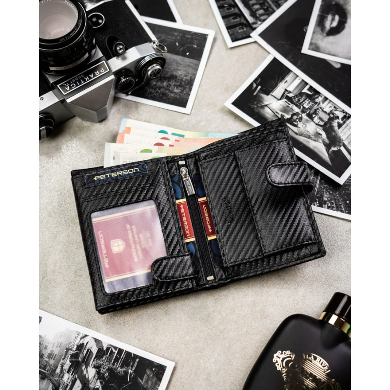 Pionowy portfel męski ze skóry naturalnej w czarnym kolorze wyposażony w system RFID, w zestawie z brelokiem - Peterson