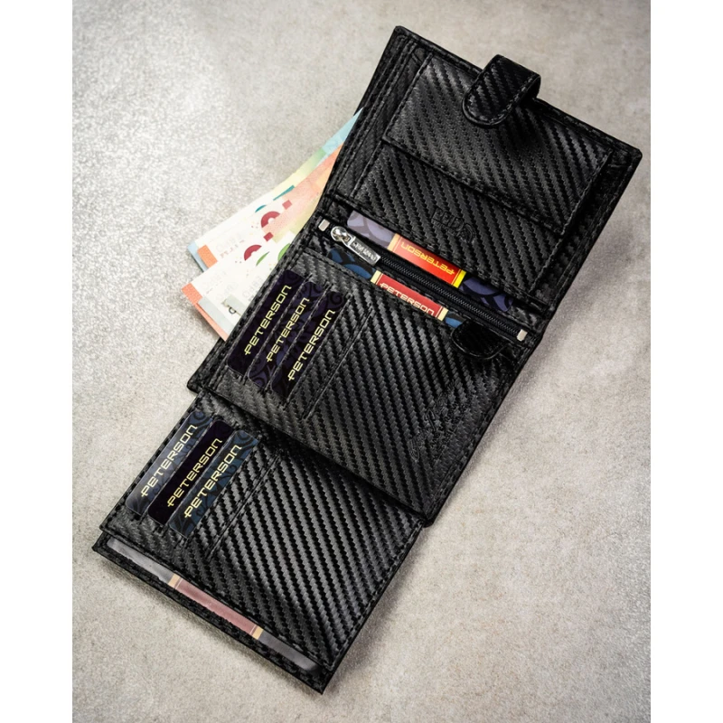 Pionowy portfel męski ze skóry naturalnej w czarnym kolorze wyposażony w system RFID, w zestawie z brelokiem - Peterson