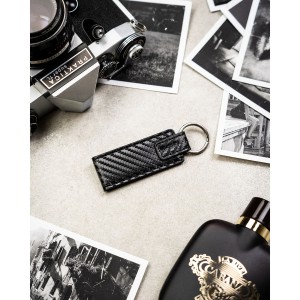 Pionowy portfel męski ze skóry naturalnej w czarnym kolorze wyposażony w system RFID, w zestawie z brelokiem - Peterson