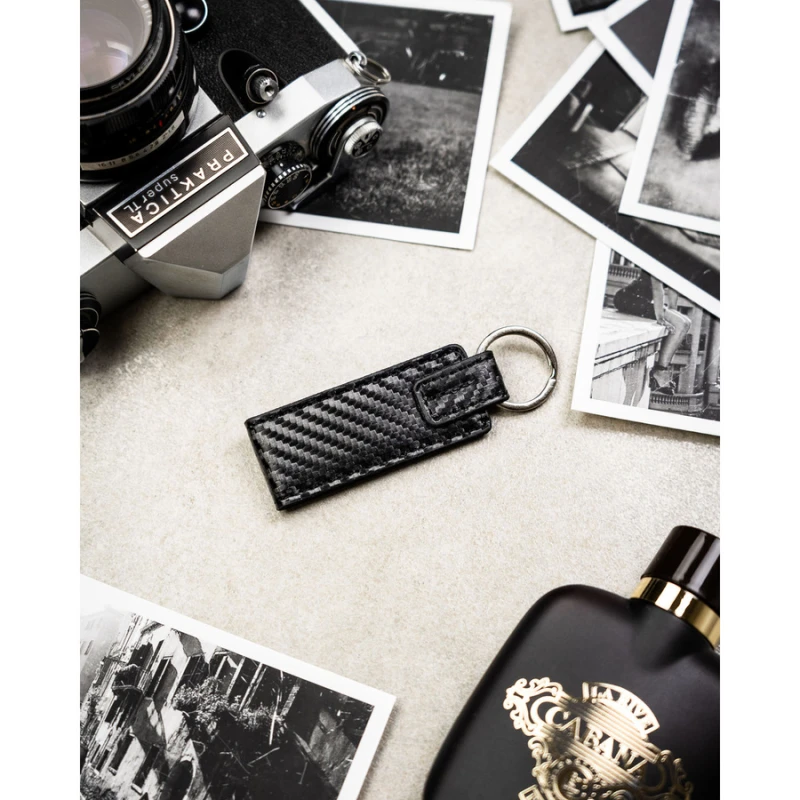 Pionowy portfel męski ze skóry naturalnej w czarnym kolorze wyposażony w system RFID, w zestawie z brelokiem - Peterson