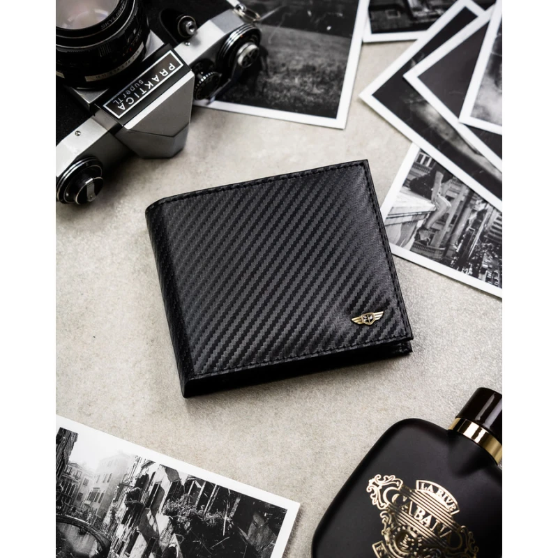 Duży portfel męski ze skóry naturalnej w czarnym kolorze bez zapięcia zewnętrznego, w zestawie z brelokiem - Peterson