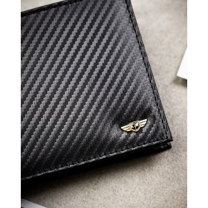 Duży portfel męski ze skóry naturalnej w czarnym kolorze bez zapięcia zewnętrznego, w zestawie z brelokiem - Peterson