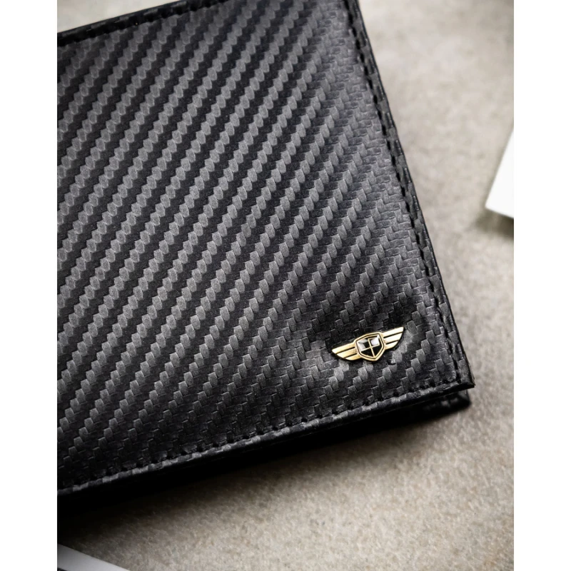 Duży portfel męski ze skóry naturalnej w czarnym kolorze bez zapięcia zewnętrznego, w zestawie z brelokiem - Peterson