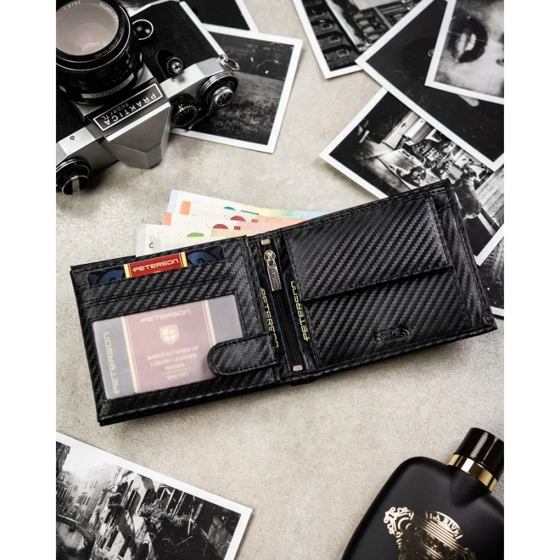 Duży portfel męski ze skóry naturalnej w czarnym kolorze bez zapięcia zewnętrznego, w zestawie z brelokiem - Peterson