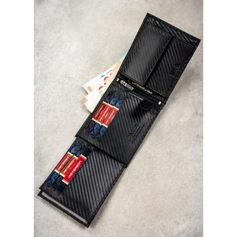 Duży portfel męski ze skóry naturalnej w czarnym kolorze bez zapięcia zewnętrznego, w zestawie z brelokiem - Peterson