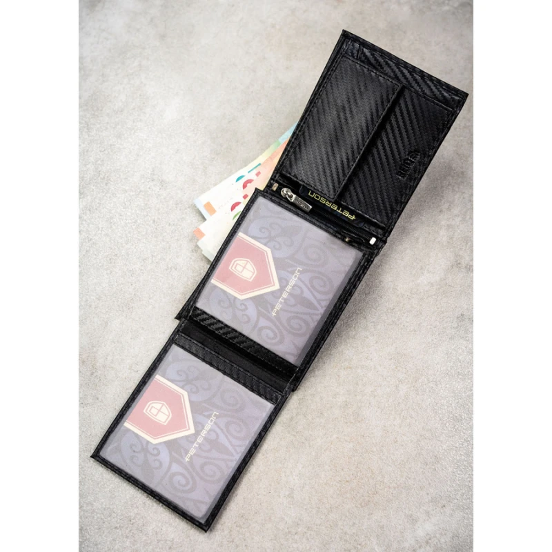 Duży portfel męski ze skóry naturalnej w czarnym kolorze bez zapięcia zewnętrznego, w zestawie z brelokiem - Peterson