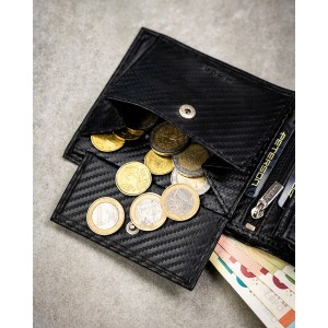 Duży portfel męski ze skóry naturalnej w czarnym kolorze bez zapięcia zewnętrznego, w zestawie z brelokiem - Peterson