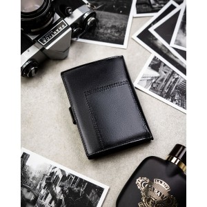 Pionowy portfel męski ze skóry naturalnej w czarnym kolorze w zestawie z brelokiem - Peterson