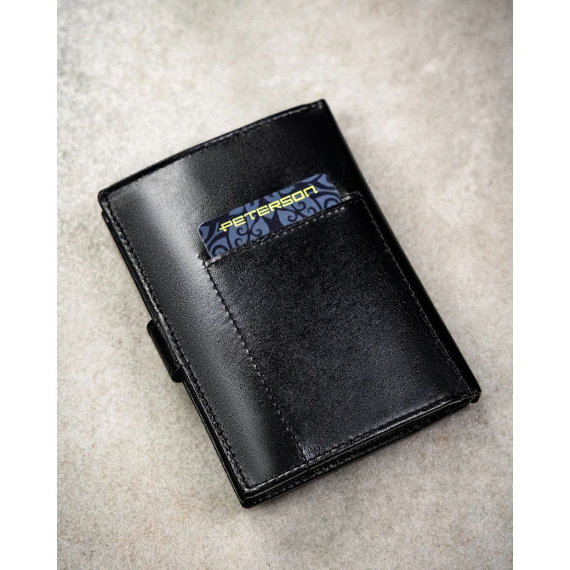 Pionowy portfel męski ze skóry naturalnej w czarnym kolorze w zestawie z brelokiem - Peterson