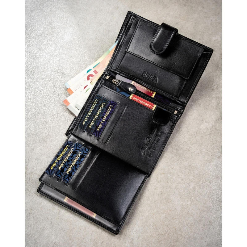 Pionowy portfel męski ze skóry naturalnej w czarnym kolorze w zestawie z brelokiem - Peterson