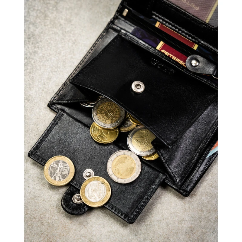 Pionowy portfel męski ze skóry naturalnej w czarnym kolorze w zestawie z brelokiem - Peterson