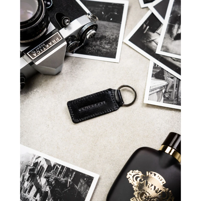 Pionowy portfel męski ze skóry naturalnej w czarnym kolorze w zestawie z brelokiem - Peterson