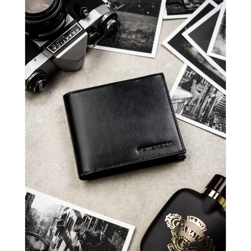 Portfel męski ze skóry naturalnej w czarnym kolorze wyposażony w system RFID, w zestawie z brelokiem - Peterson