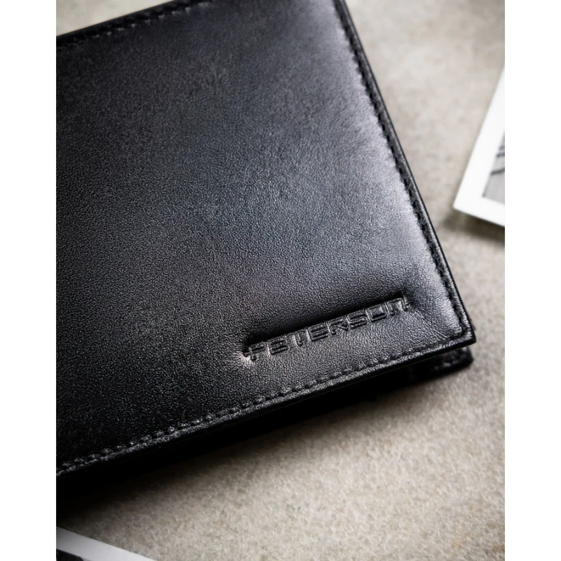 Portfel męski ze skóry naturalnej w czarnym kolorze wyposażony w system RFID, w zestawie z brelokiem - Peterson