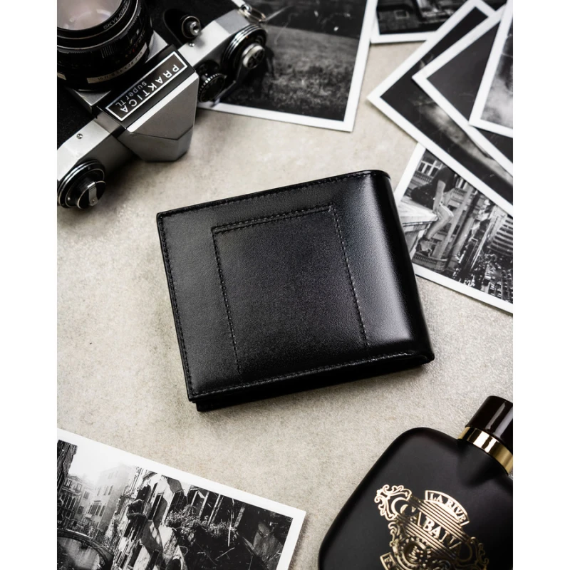 Portfel męski ze skóry naturalnej w czarnym kolorze wyposażony w system RFID, w zestawie z brelokiem - Peterson