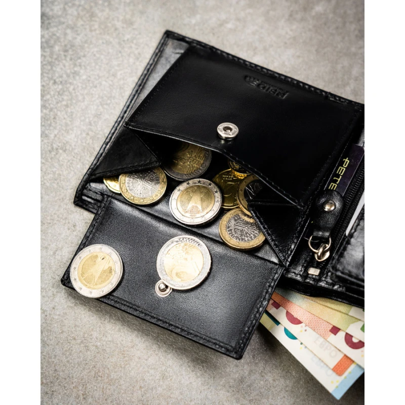 Portfel męski ze skóry naturalnej w czarnym kolorze wyposażony w system RFID, w zestawie z brelokiem - Peterson