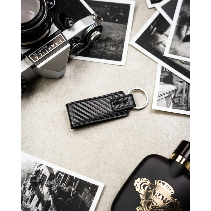 Portfel męski ze skóry naturalnej w czarnym kolorze wyposażony w system RFID, w zestawie z brelokiem - Peterson