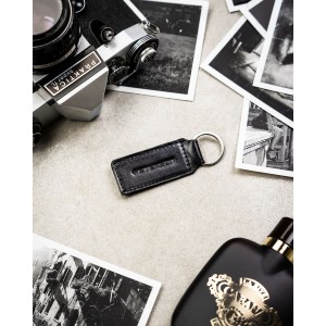 Portfel męski ze skóry naturalnej w czarnym kolorze wyposażony w system RFID, w zestawie z brelokiem - Peterson