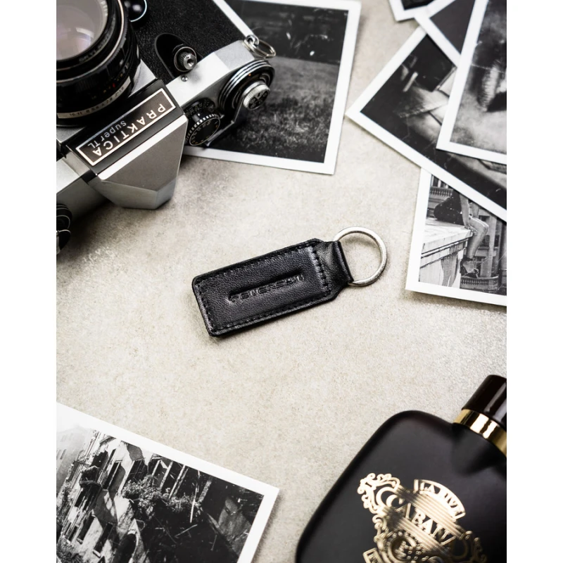 Portfel męski ze skóry naturalnej w czarnym kolorze wyposażony w system RFID, w zestawie z brelokiem - Peterson