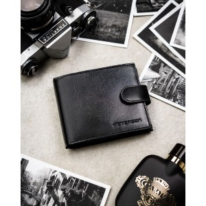 Portfel męski ze skóry naturalnej w czarnym kolorze zamykany na zatrzask, w zestawie z brelokiem - Peterson