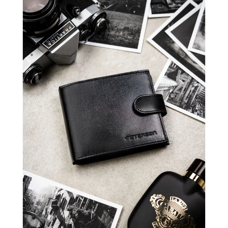 Portfel męski ze skóry naturalnej w czarnym kolorze zamykany na zatrzask, w zestawie z brelokiem - Peterson